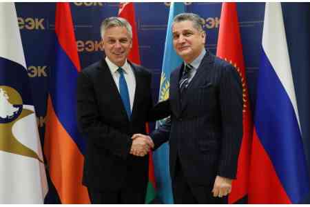 Tigran Sargsyan met with US Ambassador to Russia
